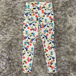 Fabletics cream floral women 3/4 length high waisted leggings. Size M. Used.